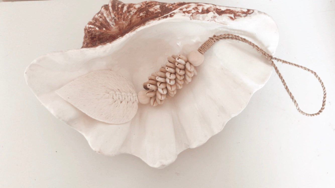 Shell Hanger with Leaf