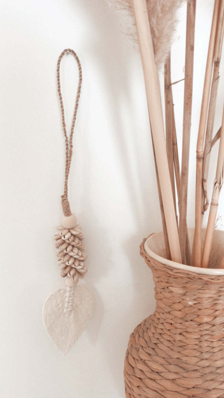 Shell Hanger with Leaf